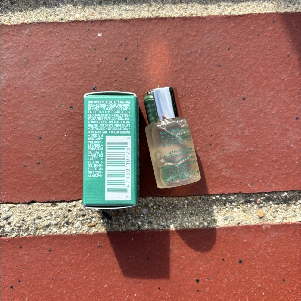 La Mer The Essential Tonic Deluxe Sample 17oz (5ml) - Picture 3 of 3
